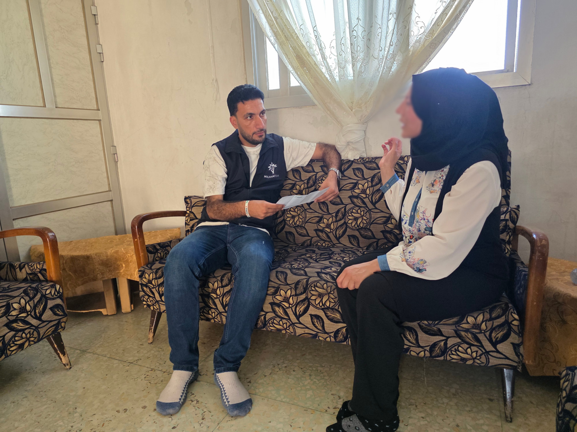 أمّ تكافح وحدها لإبقاء أسرتها صامدة