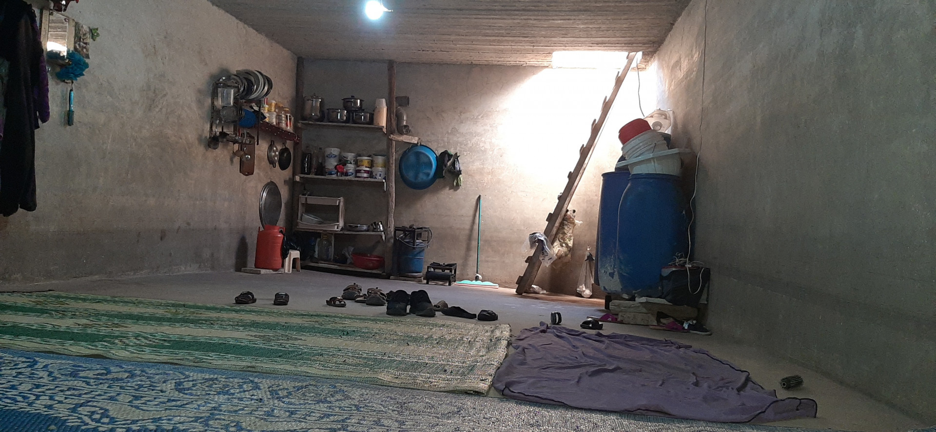 عائلة مؤلفة من 11 شخص تعيش في خزان مياه حجري!