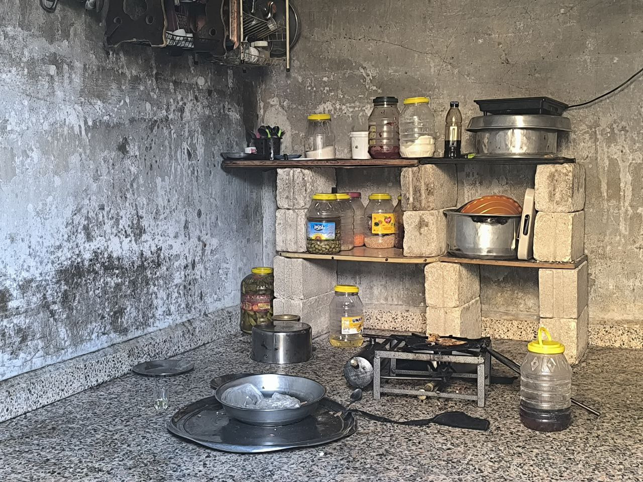 منزل فارغ وديون تُثقل الكاهل