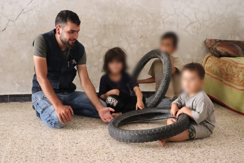 A father suffers from fractures in the back and can't cover the treatment of his kid who has ischemia
