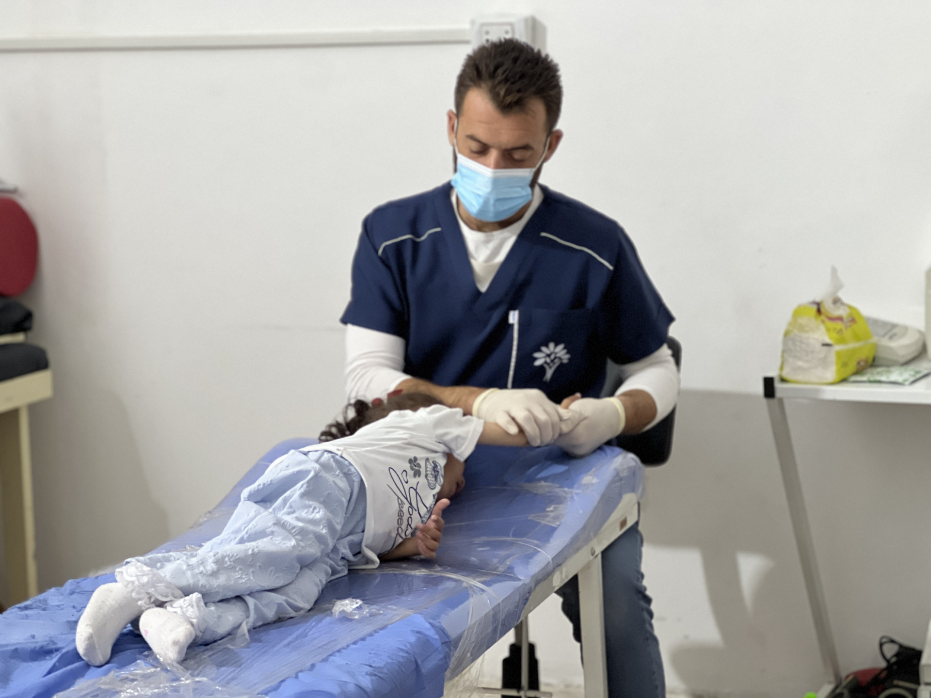 صغيرة تصارع ضمور الدماغ