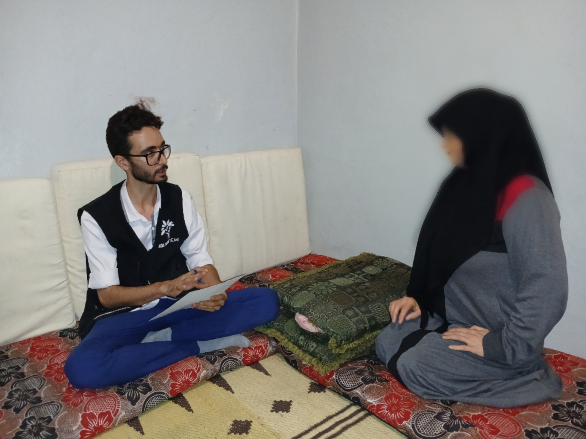 Zahra struggles to live her life between bitter memories from the past and the sorrow of the present day.