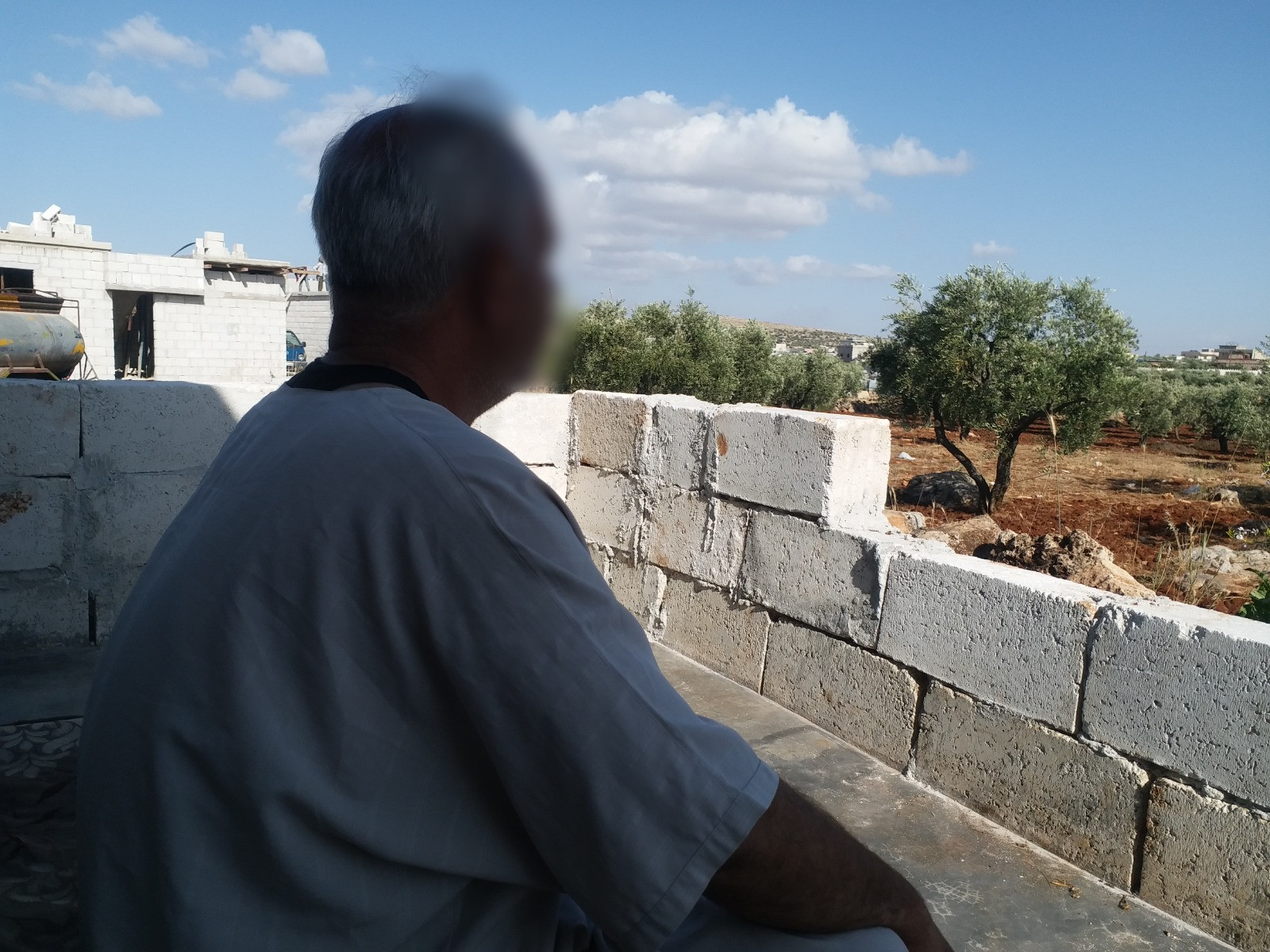 العم عبد الفتاح إحدى المتضررين من الزلزال المخيف الذي أصاب المنطقة يعاني من خناق صدري وبحاجة المساعدة