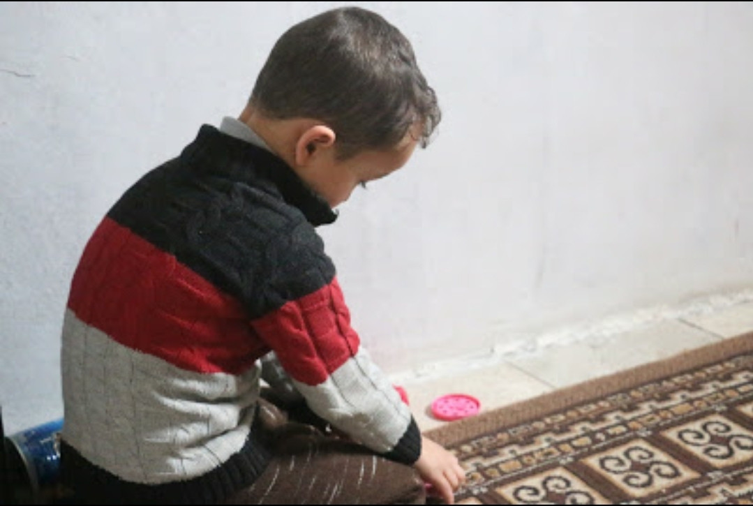 أحمد طفل يتيم من ريف حلب