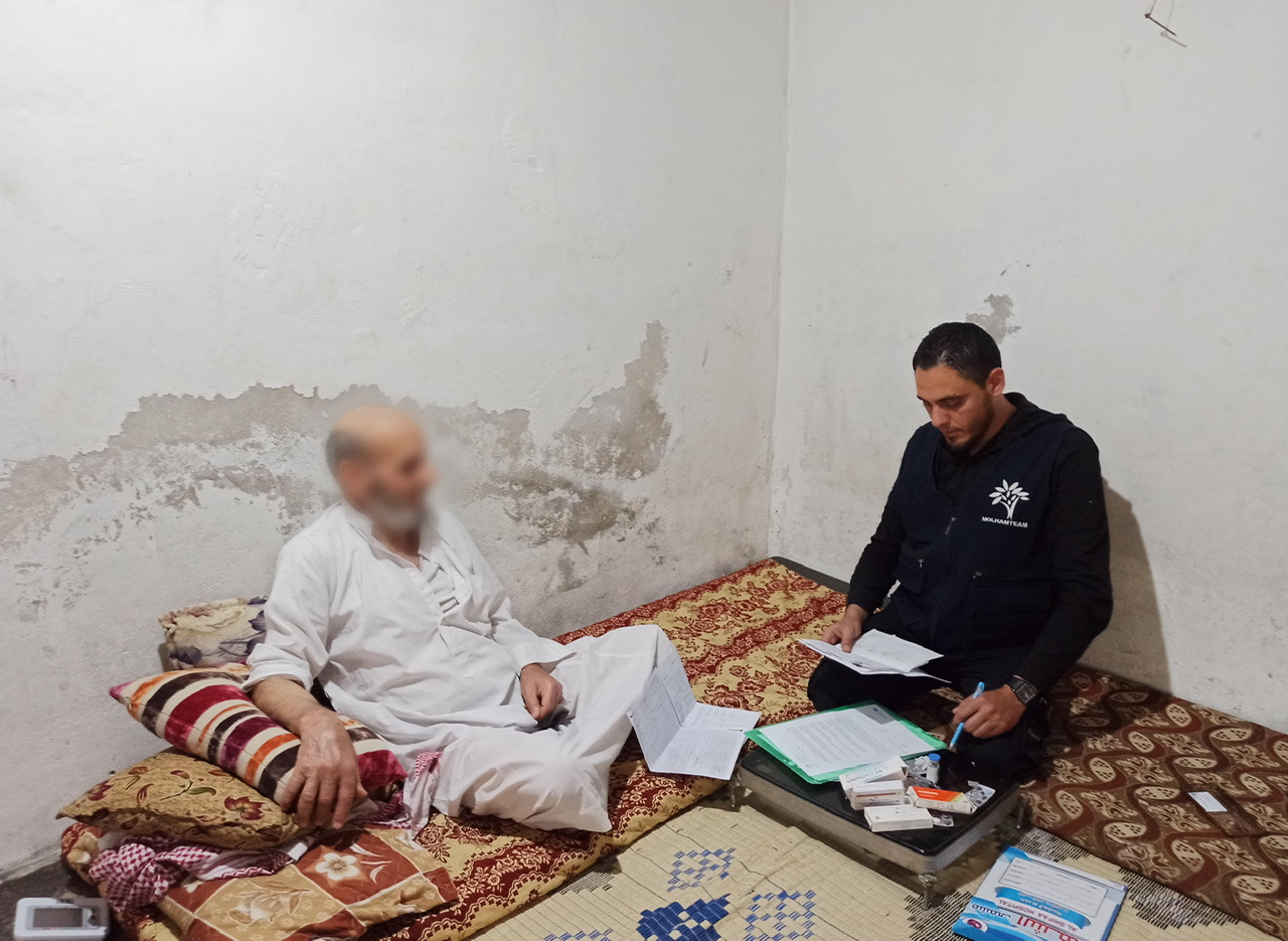 جلطات دماغية وأمراض قلبية يعاني منها العم حسين الذي ينتظر عونكم بشكل مستعجل