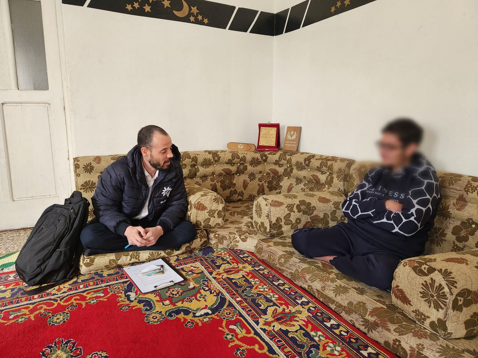 كرسيٌ وعملية يعينانه على الحياة