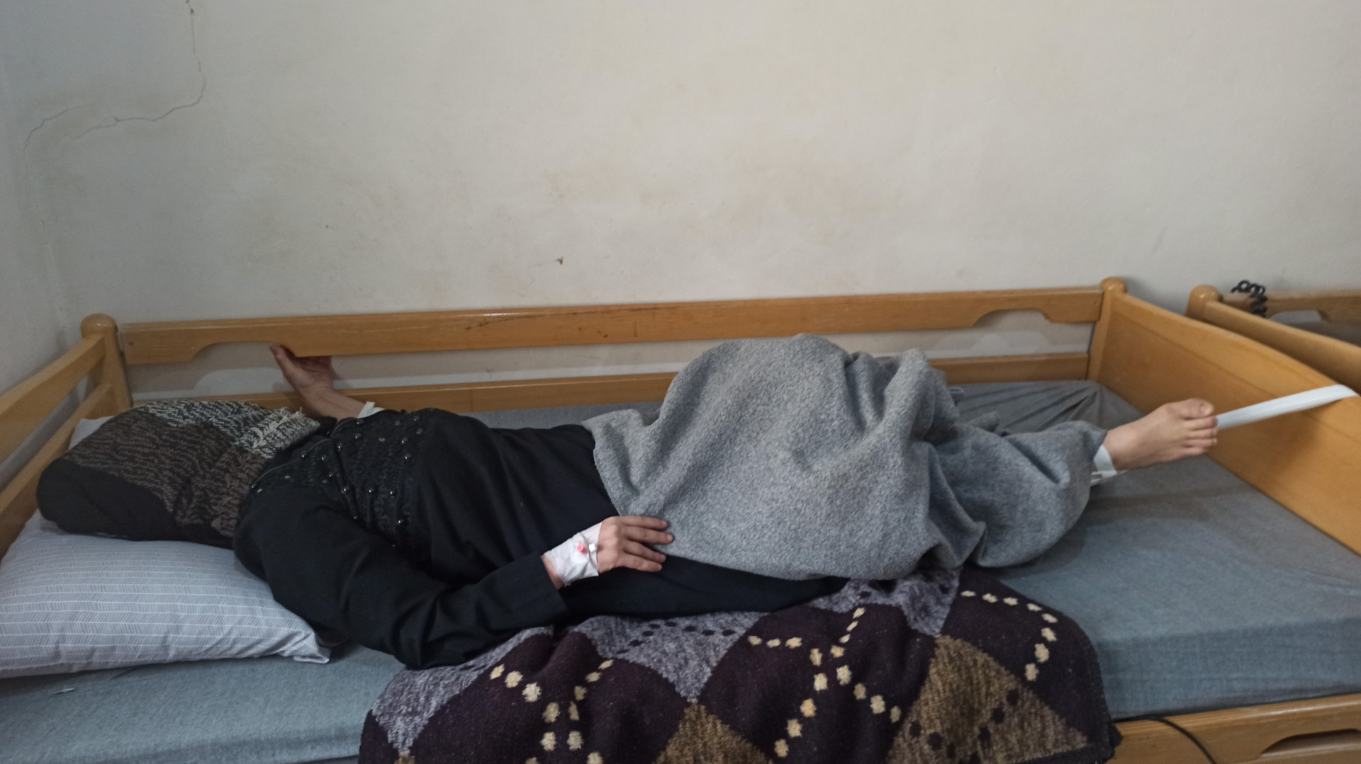 Malak is in pain due to a femoral neck fracture, and needs surgery urgently!
