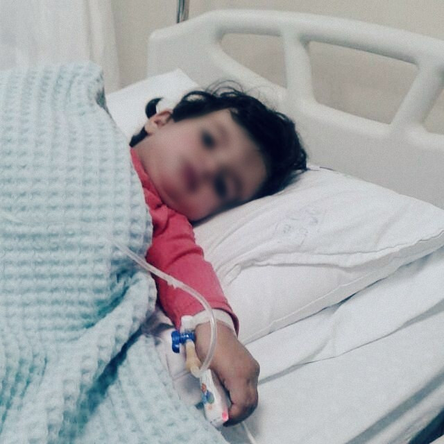 طفلة مسكينة مريضة بحاجة مساعدة