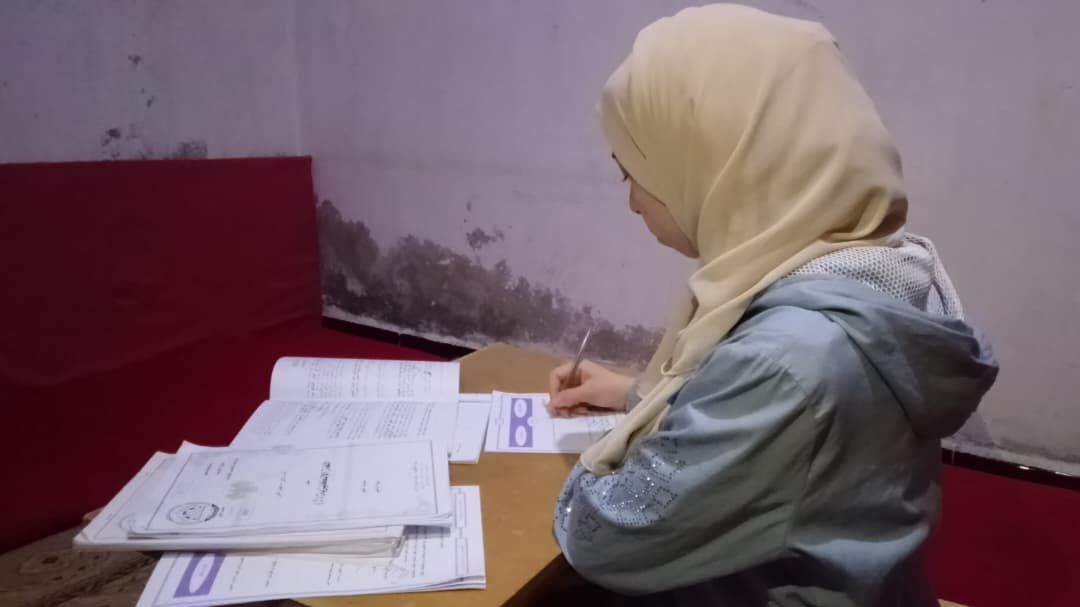 من خيمة على أنقاض المنزل... إيناس تتمسك بحلم التعليم