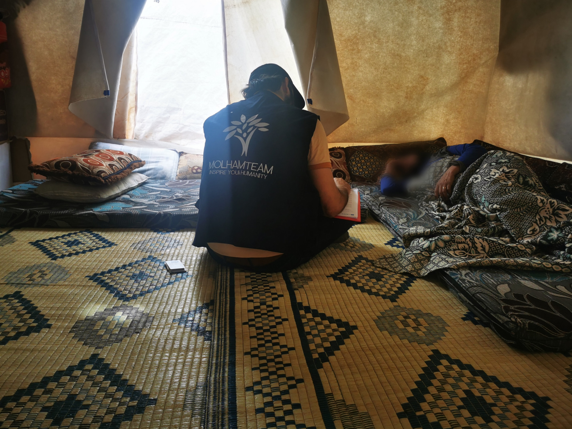 a forcibly displaced woman -Hiam- suffers from diseases.