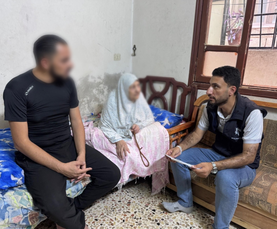 يحمل وجع عائلته فوق وجع الإعتقال