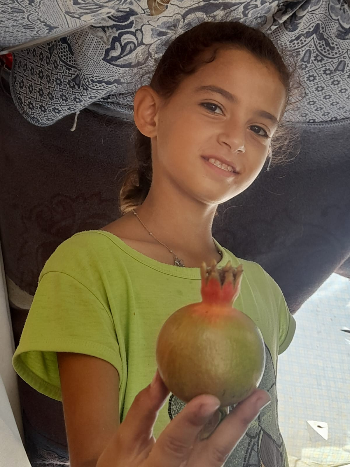مسك طفلة يتيمة من غزة