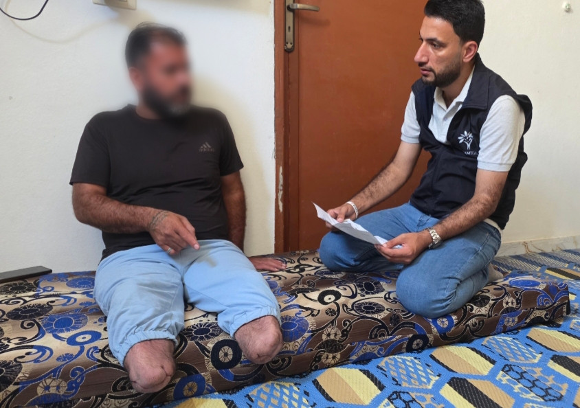 أبٌ يحاول أن يؤمّن لأطفاله سقفًا آمنًا