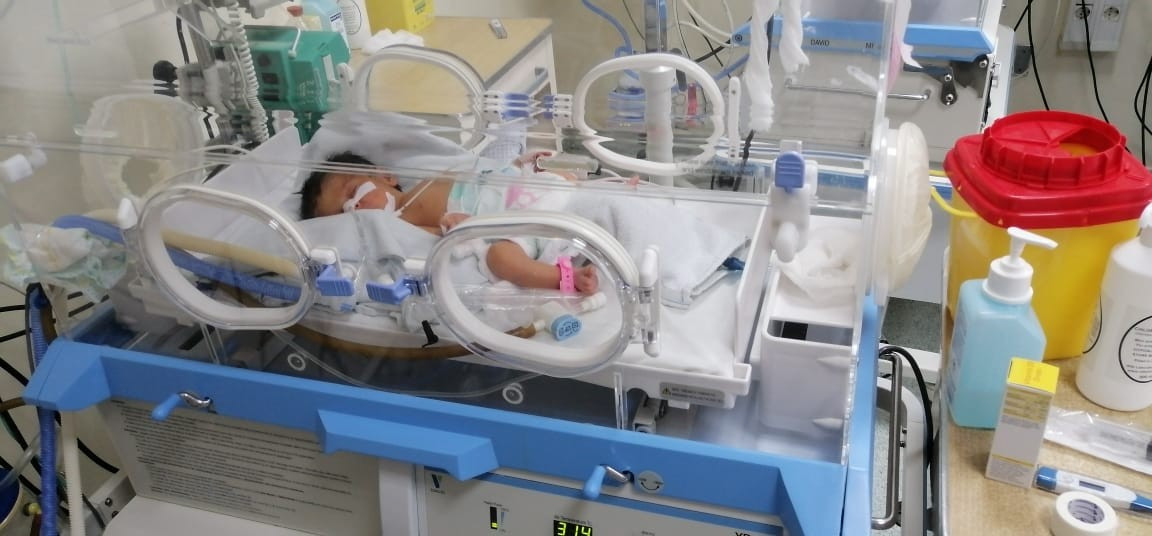 A newborn suffers from severe dyspnea and needs an incubator!