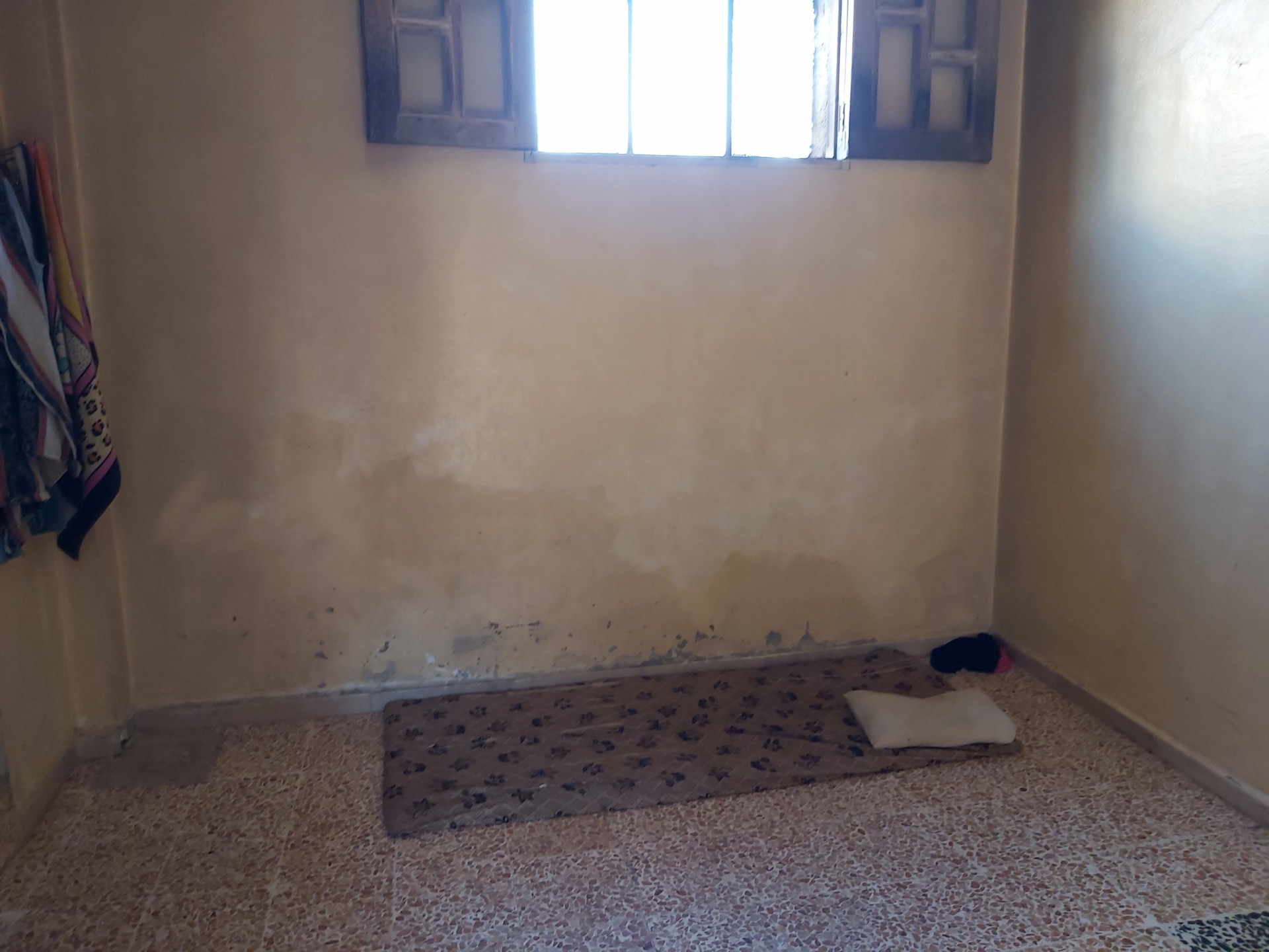 ايمان وأطفالها الثمانية يعيشون في وضع صعب جداً، وهم بحاجة إلى المساعدة