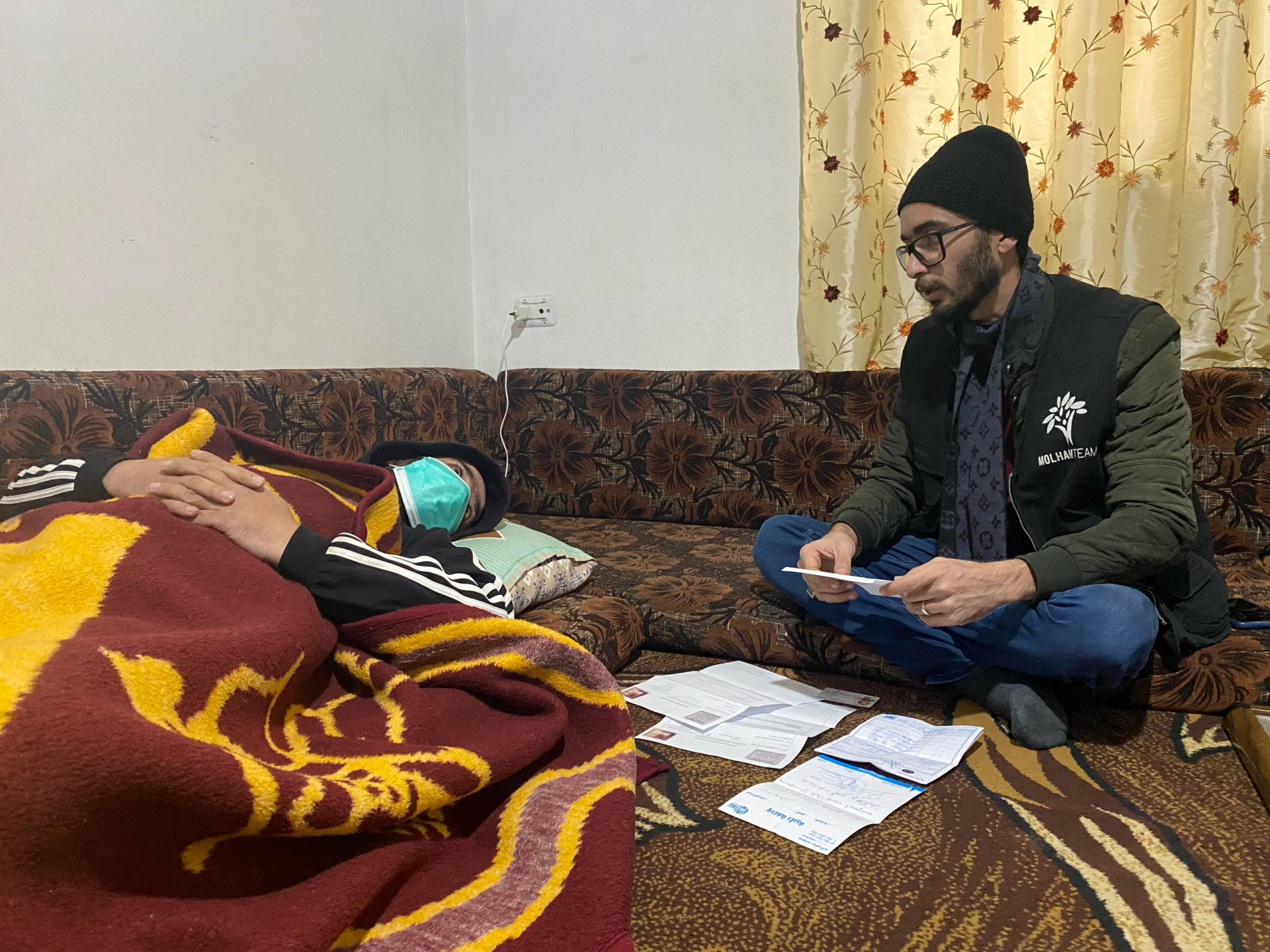 جعله السرطان طريح الفراش وتراكمت عليه الديون بسبب تكاليف العلاج