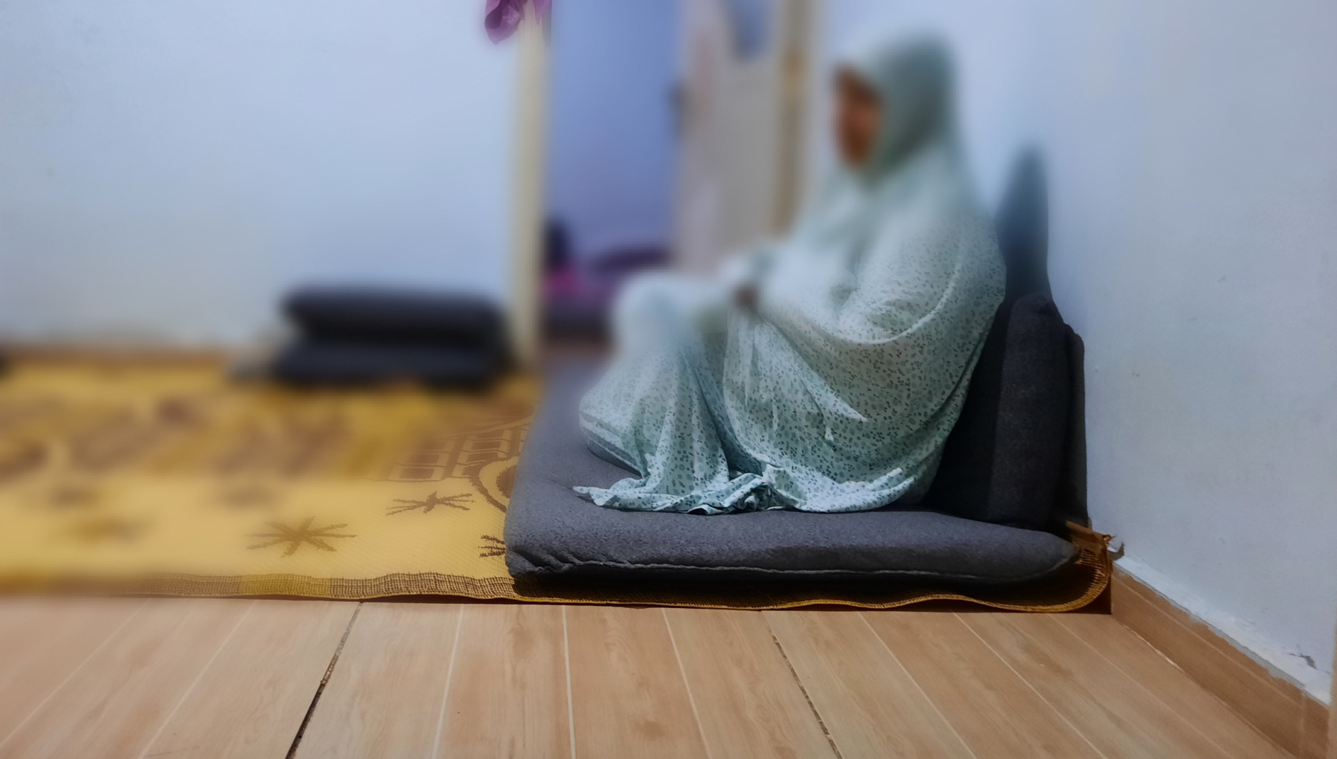 الخالة فاطمة لاتقوى على الحركة بسبب عدة أمراض وبحاجة كرسي كهربائي