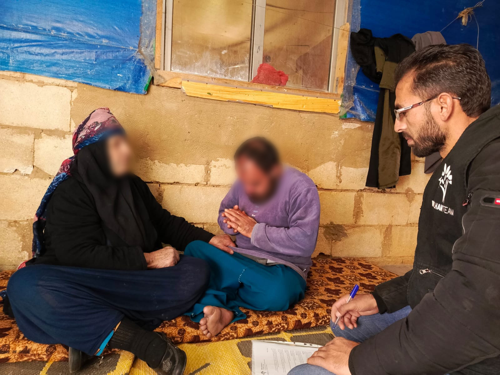despite her old age, a bereaved mother is still caring for her injured son