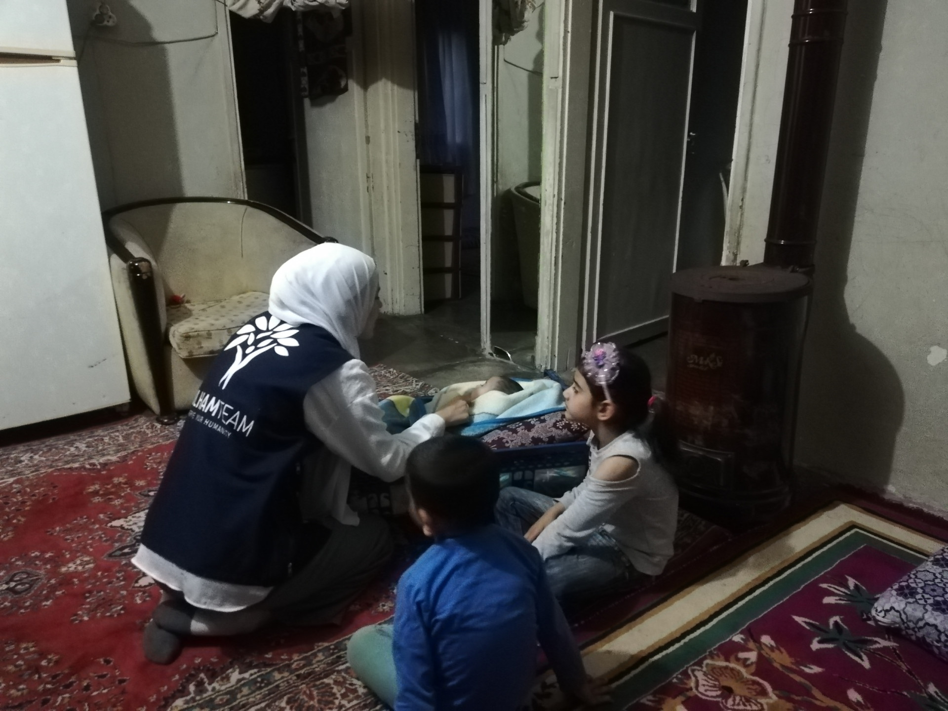 In one day, she lost her husband and stayed alone to support her family, so would you help her?