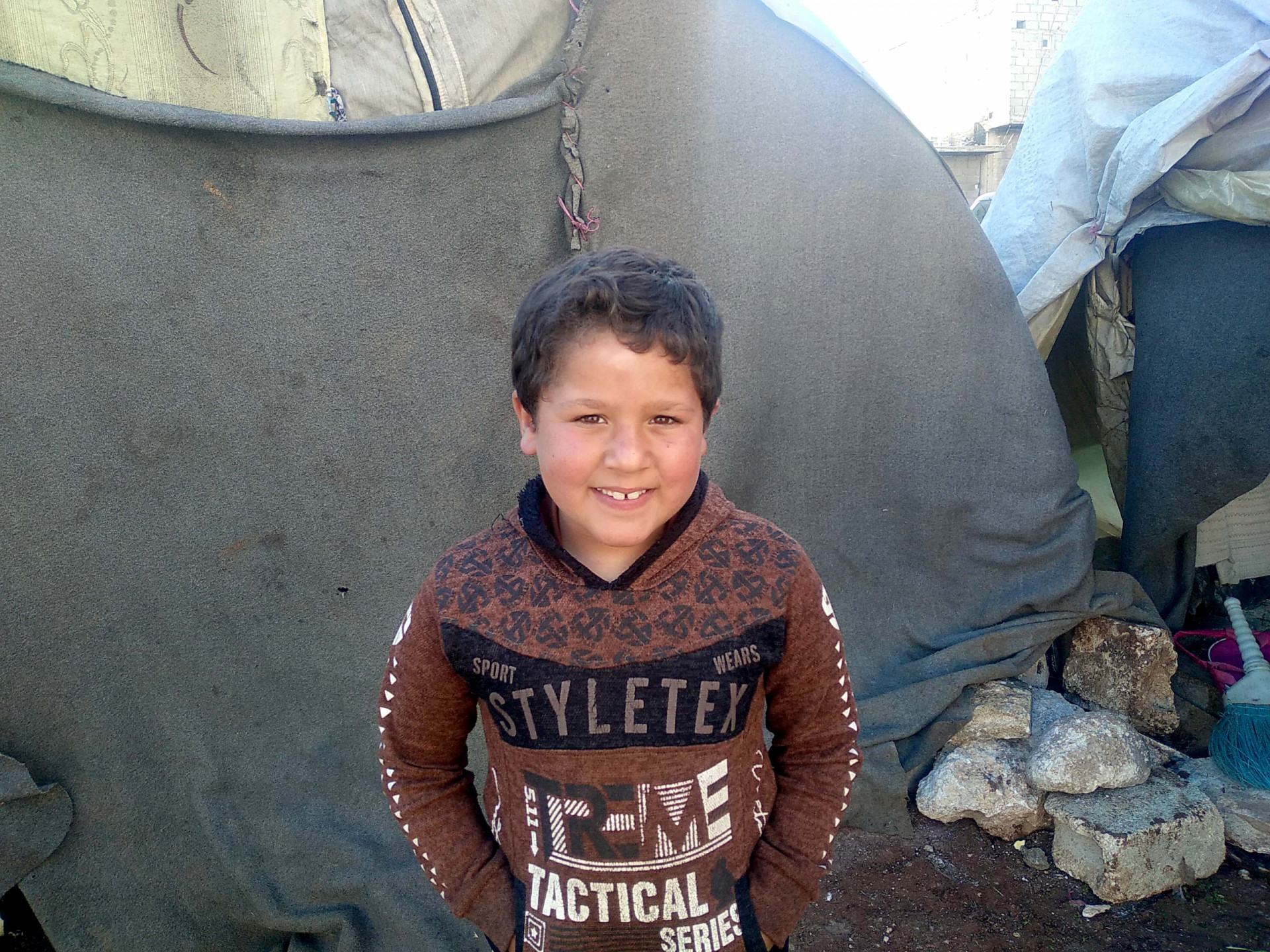 عبد الحي طفل يتيم بصحبة أخوته الخمسة