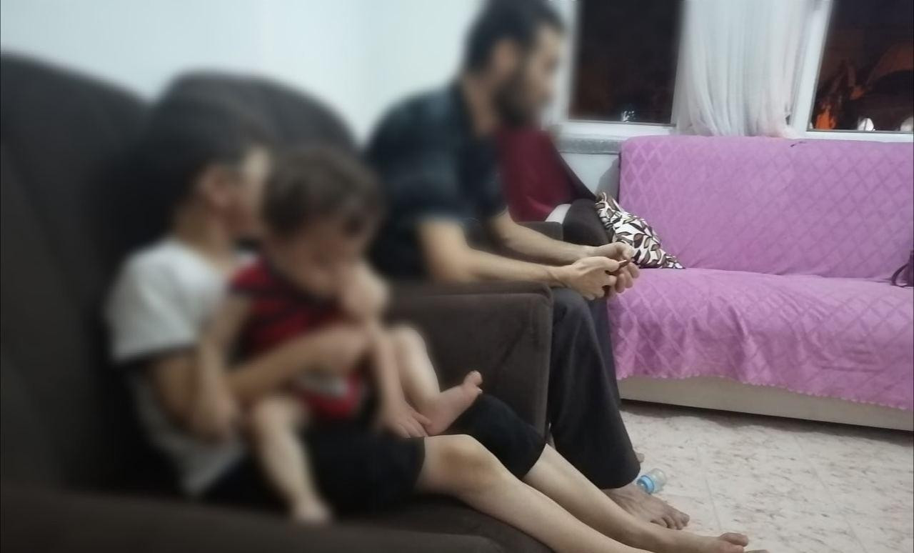 تفرّقت عائلة كاملة بين سوريا وتركيا لعلاج طفلين منها مُصابان بارتفاع ضغط العين