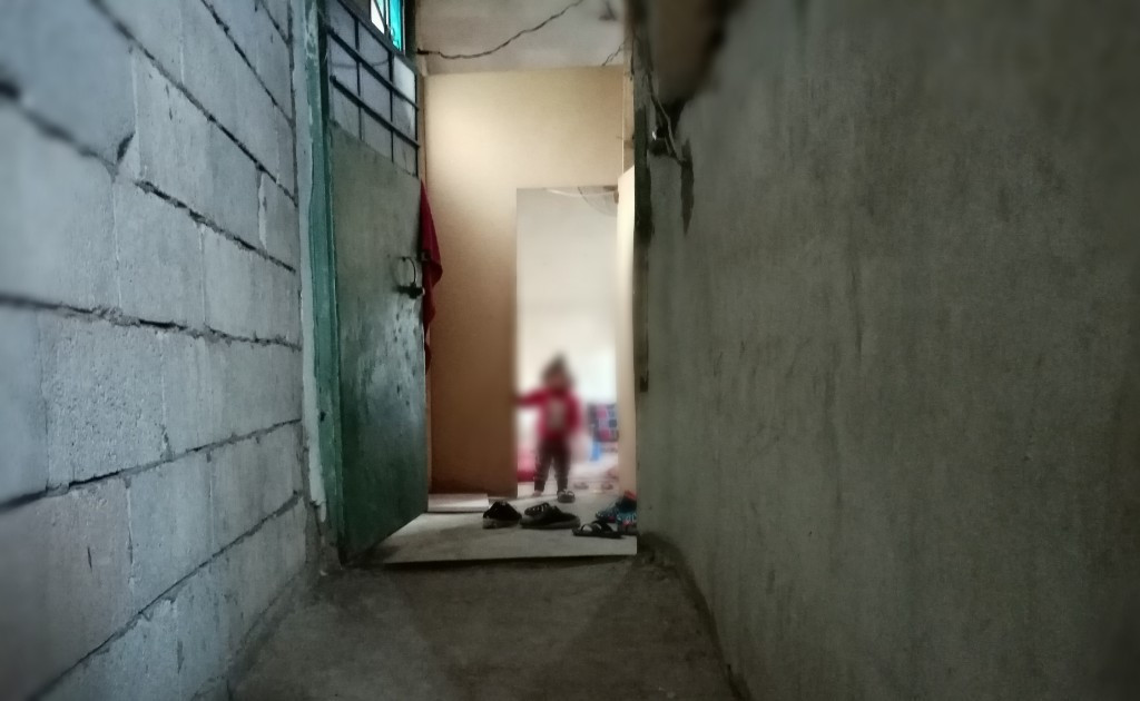 يجمع البلاستيك من الشارع ويبيعه لعلاج طفلته المريضة