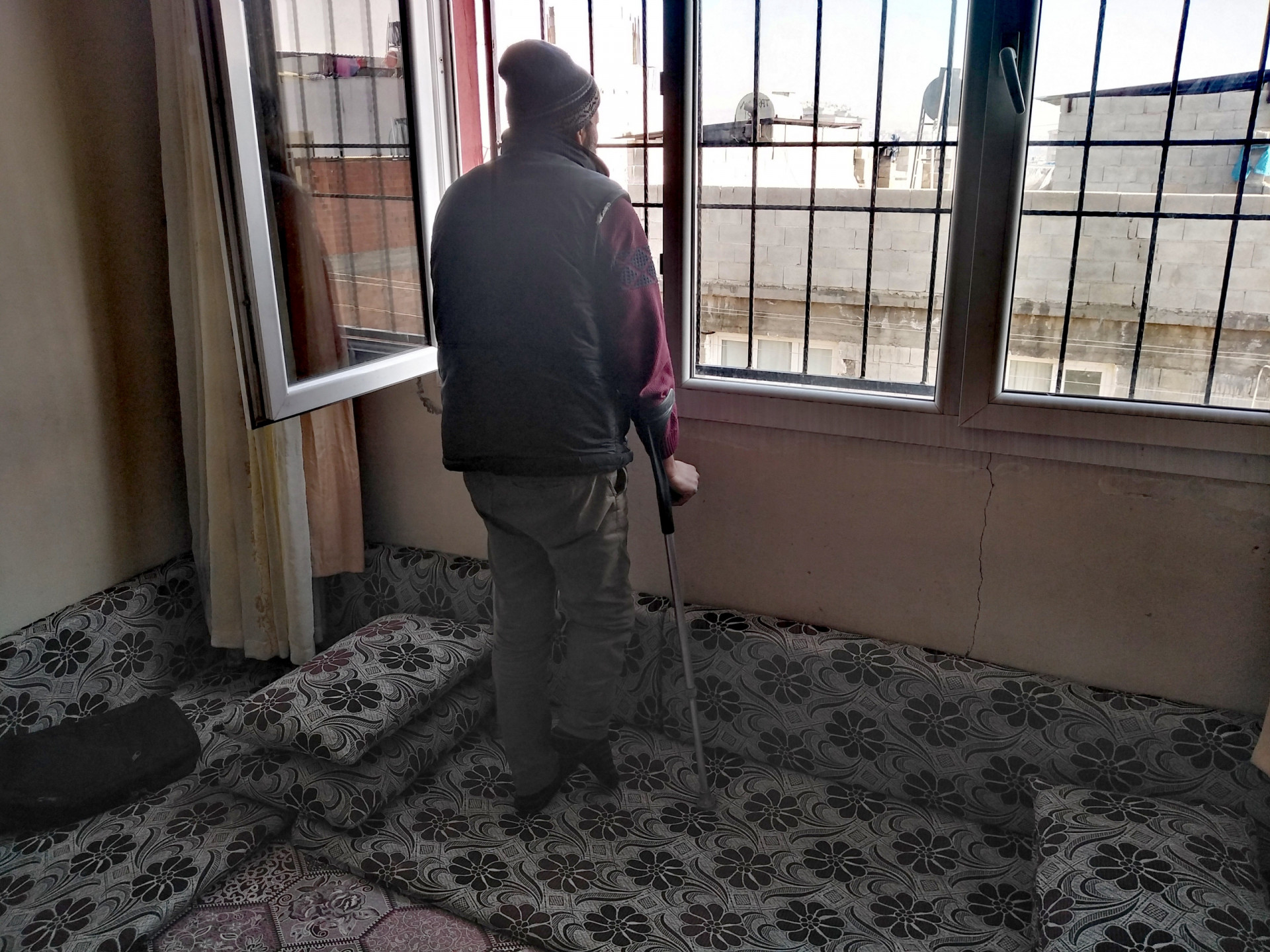 A sick father and daughter need urgent medical aid