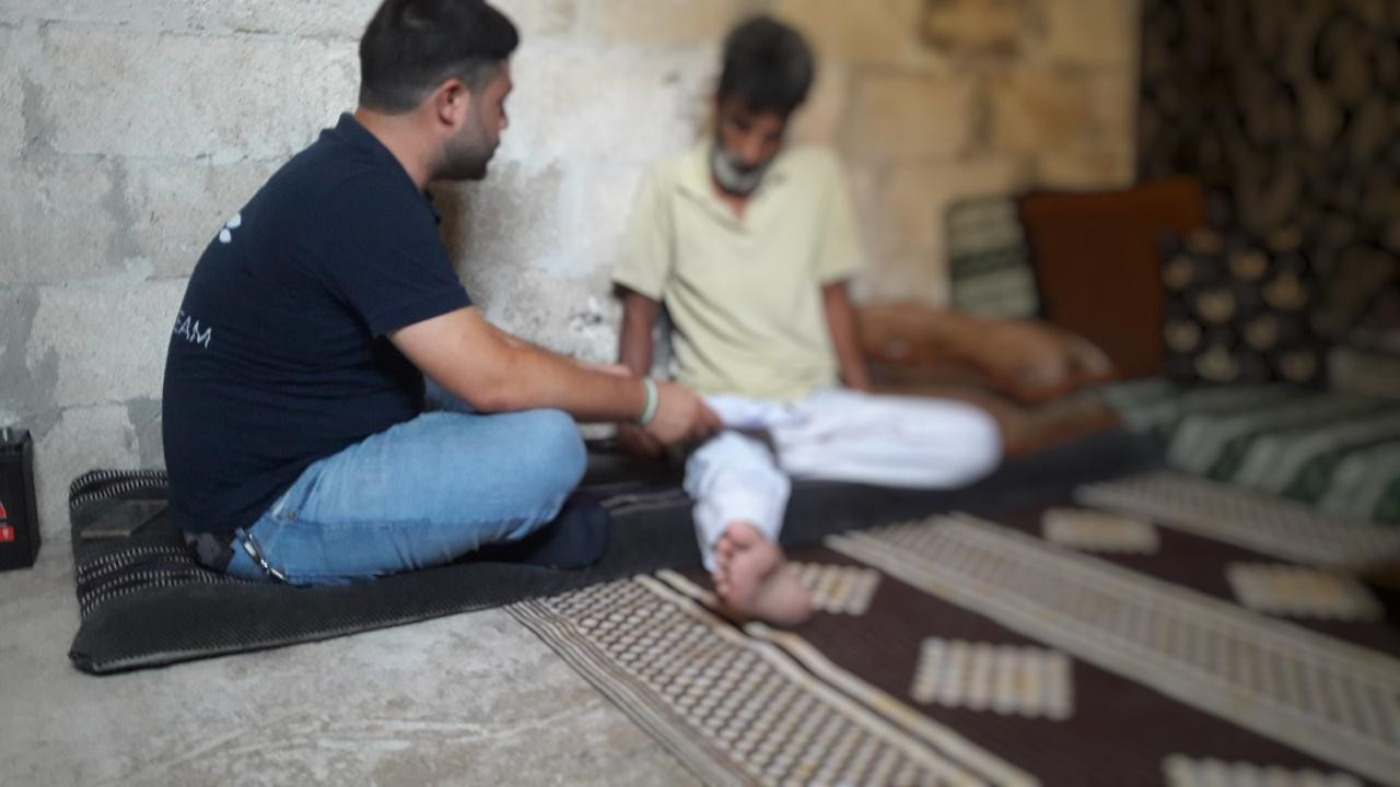 أفقده القصف أعزّ ما يملك وتسبّب له بإصابة مَنَعته عن العمل