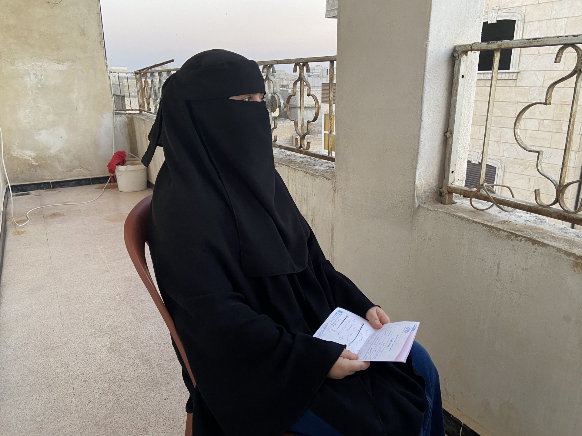 تعاني من التهاب في المفاصل وبحاجة مساعدة