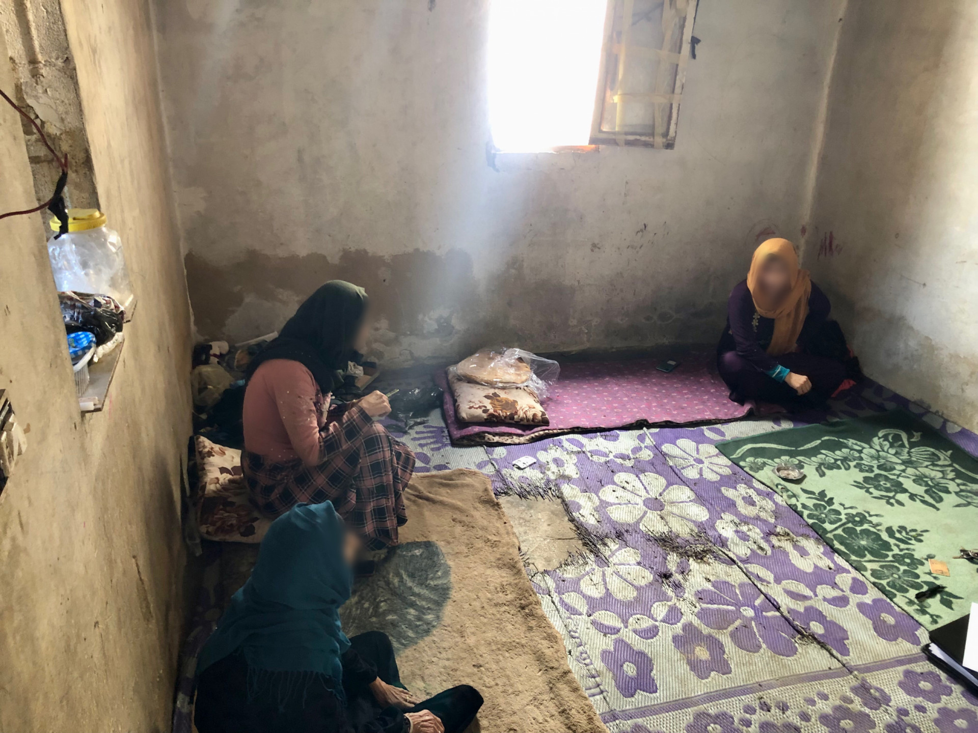 رحيل زوجها ترك أسرتها تقاسي أوضاعًا سيئة