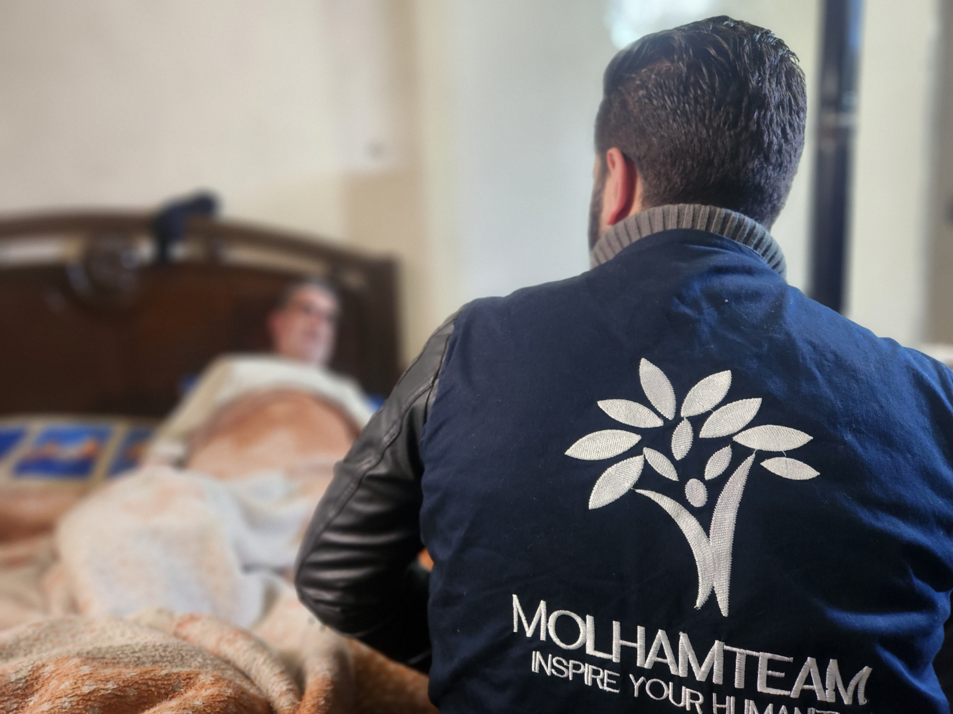 العم محمد يتألم وبحاجة إلى عمليّة جراحيّة