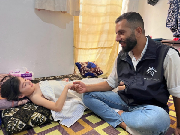 طفلةٌ أنهكها المرض