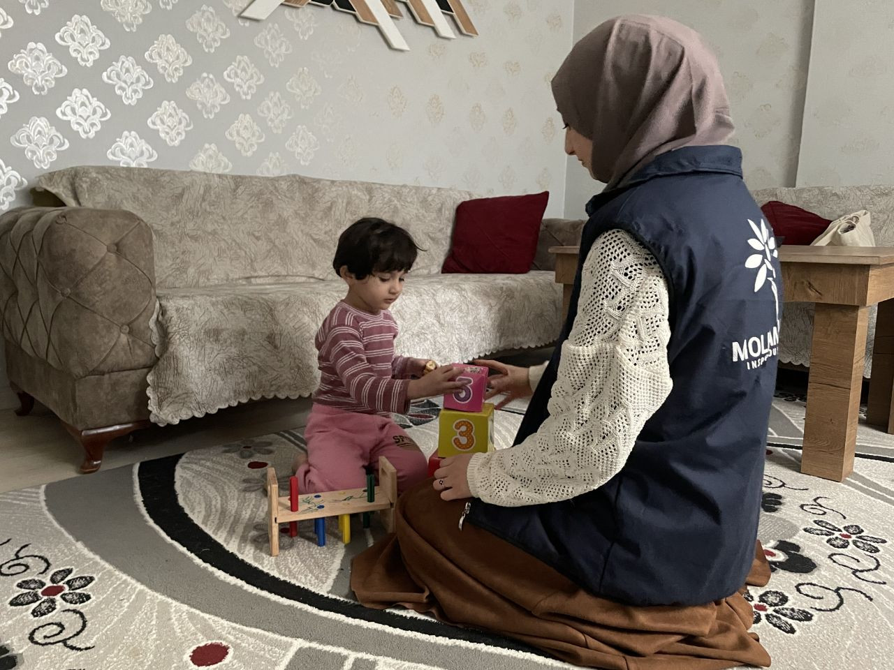 الطفلة غزل تعاني من مرض التوحد وهي بحاجة ماسّة إلى العلاج.