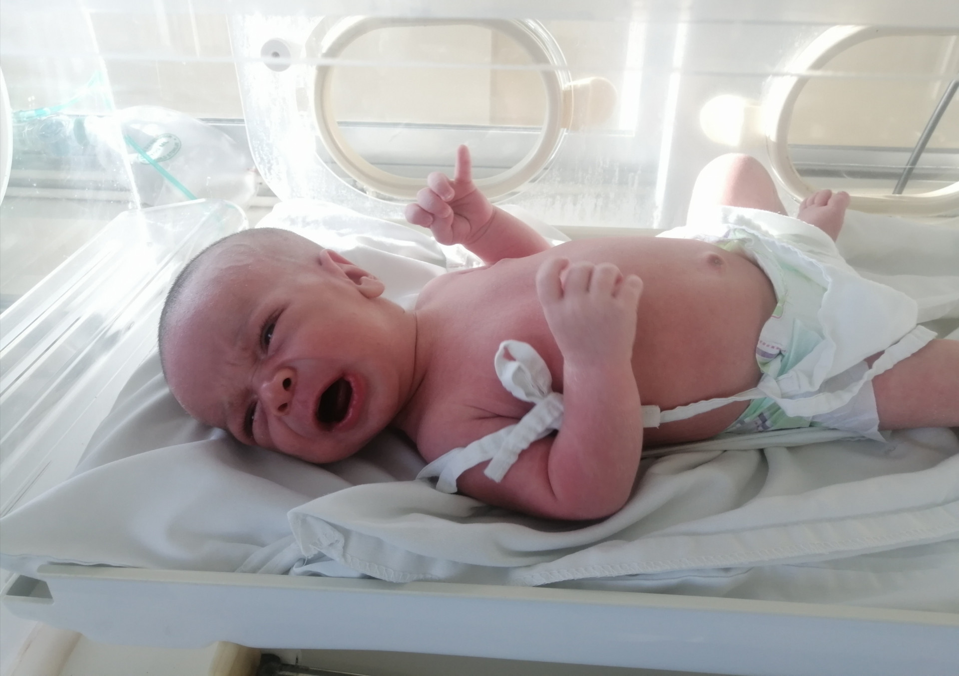 An infant needs intensive care in the hospital!