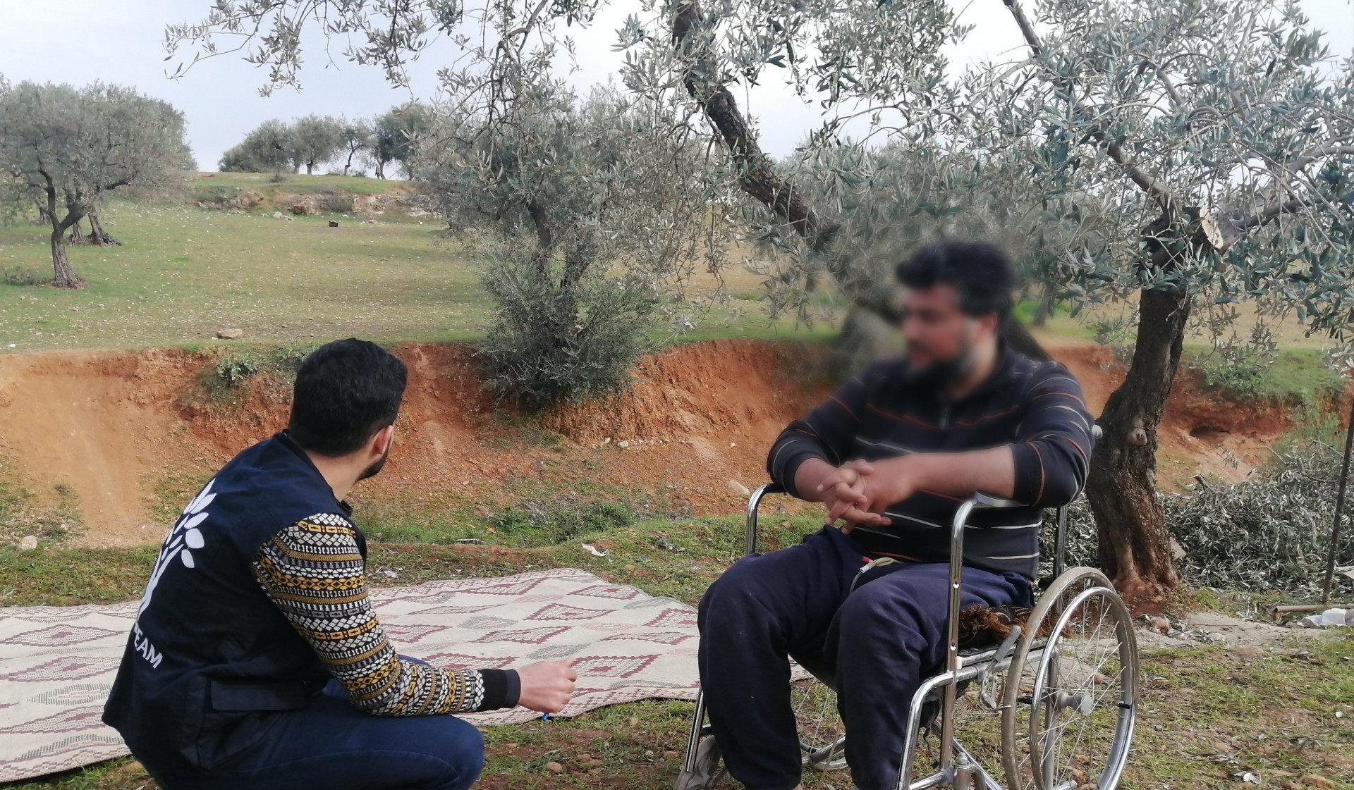 يعاني من شلل نصفي ويحتاج عملية جراحية !