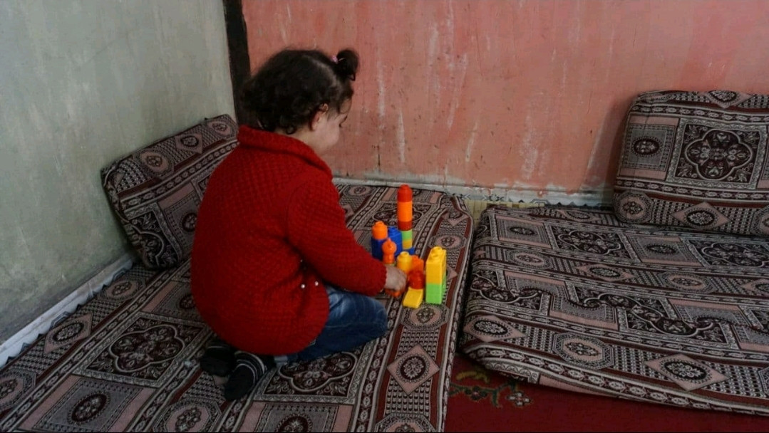 Jinan is an orphan girl from Idlib