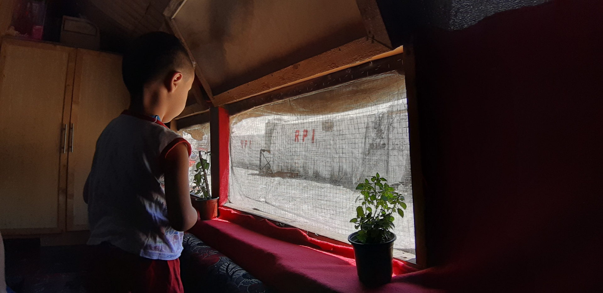 Un petit enfant qui souffre de malformation des voies urinaires.