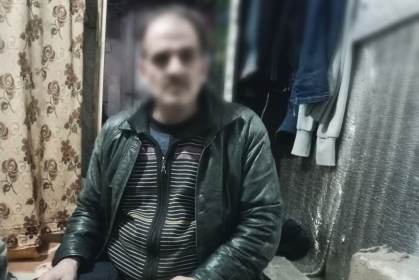 عائلة مهجرة أصيب معيلها الوحيد بجلطة دماغية
