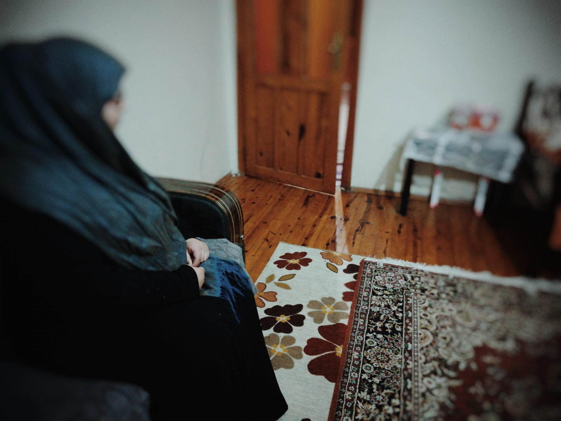 سيدة تعاني من ضعف نظر حاد