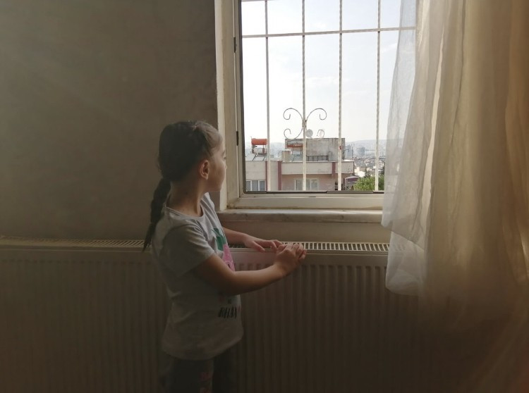 فتاة أُصيبت برصاصة متفجرة