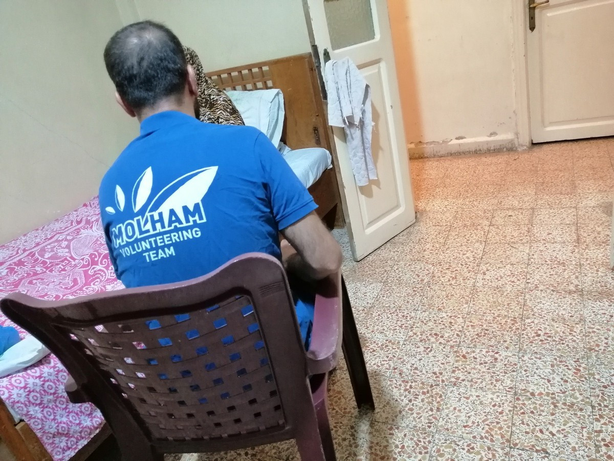 سيدة تعاني من آلام في الظهر