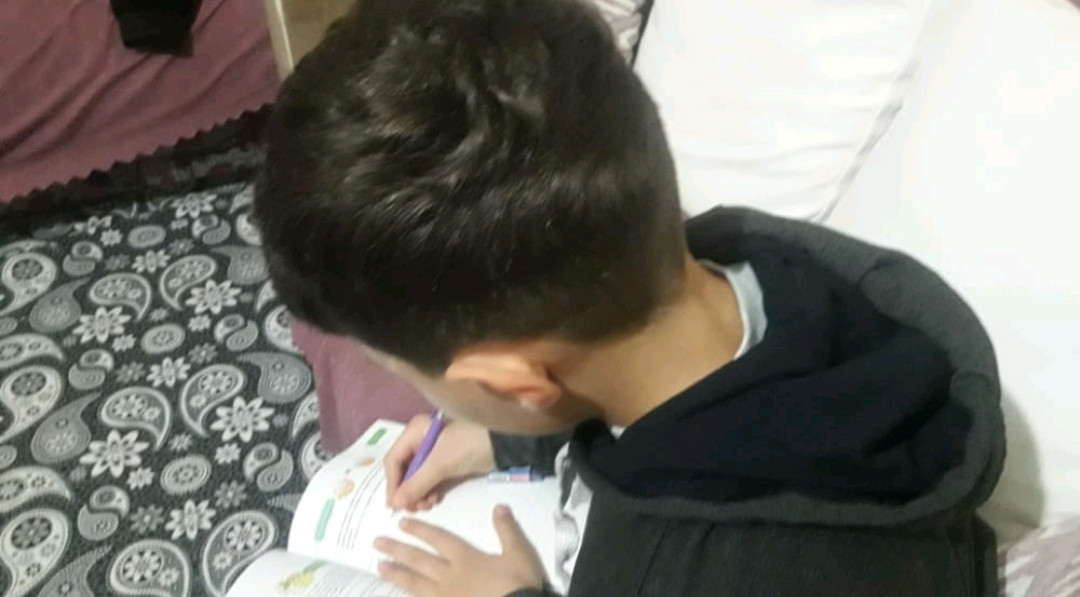 زين طفل يتيم من مدينة حلب