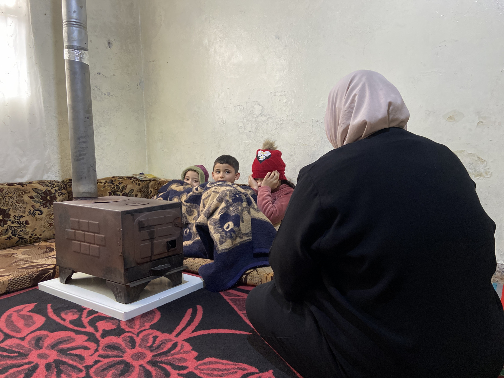 الأجار الزهيد الذي تجنيه الابنة يجب أن يعيل الخالة وابنتها وأطفالها أيضاً
