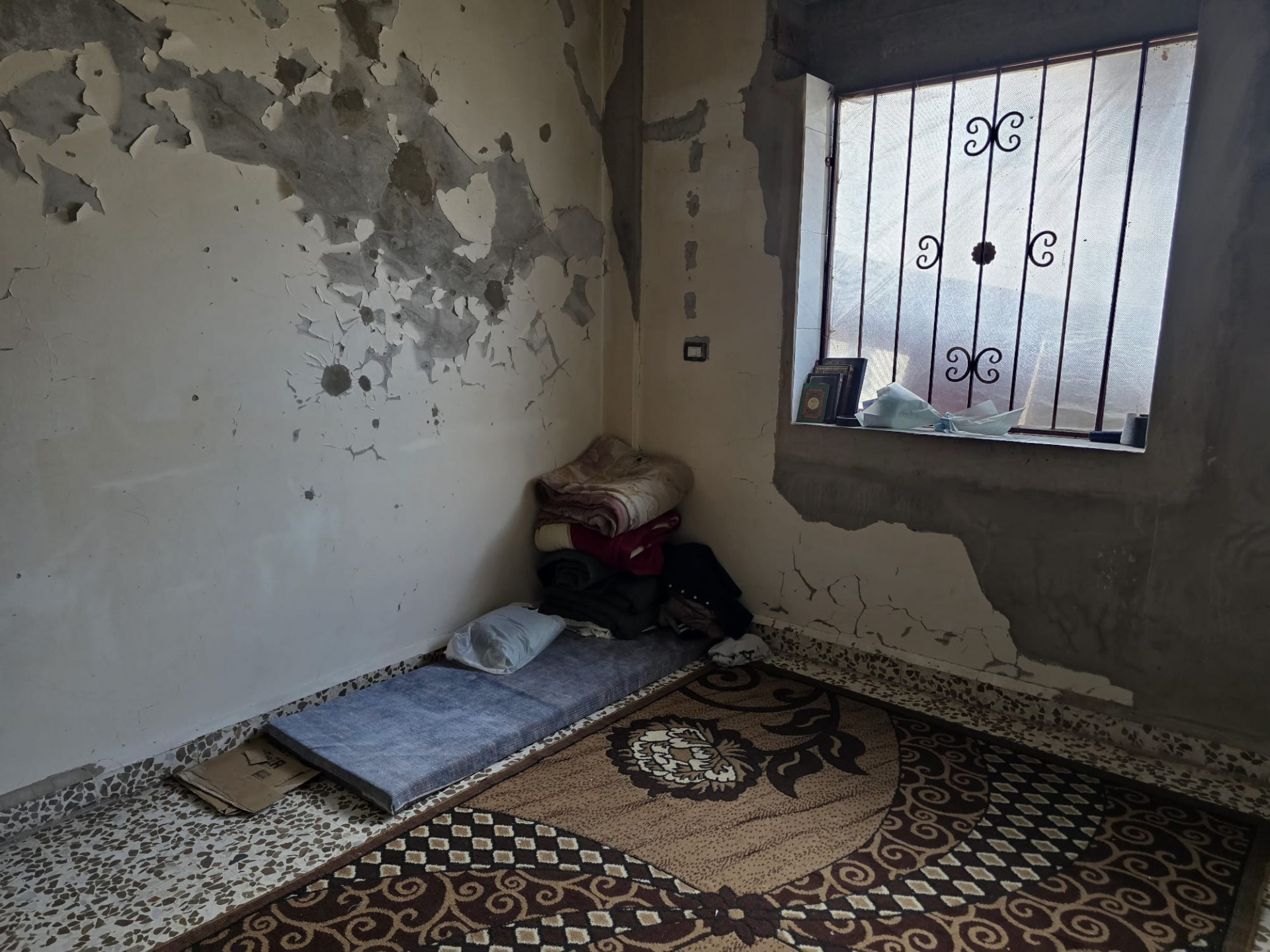 A Widowed Mother Fighting Alone for Her Two Daughters