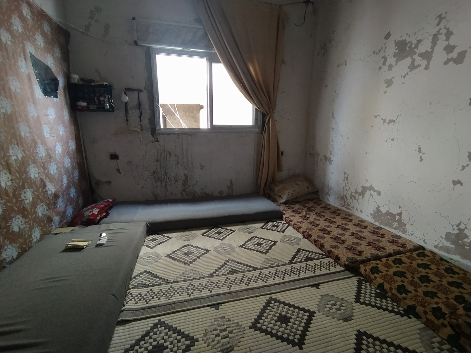3 families live in one house