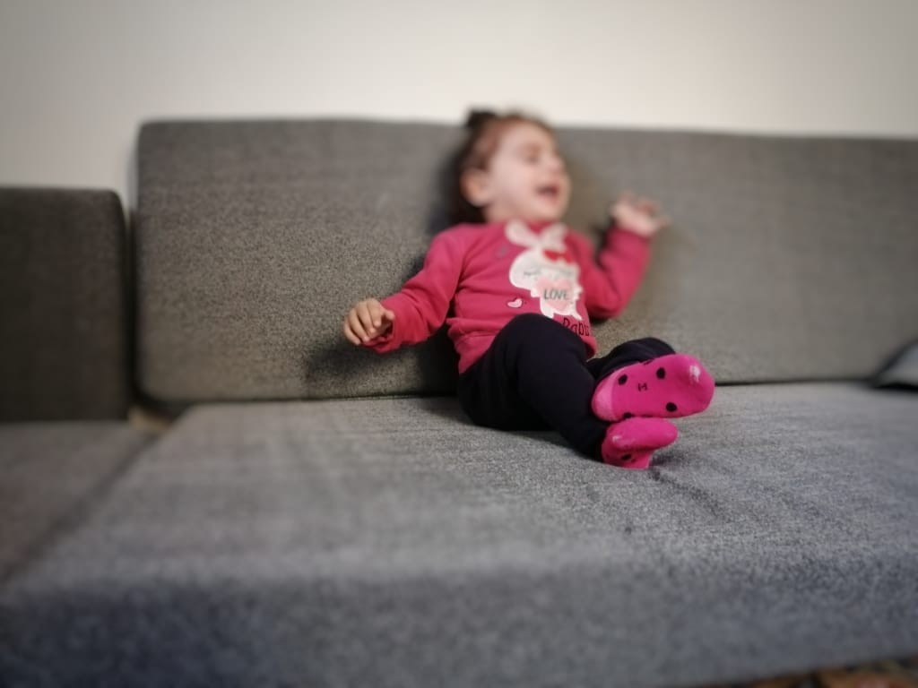 طفلة تعاني من نقص أكسجة دماغية بحاجة دواء