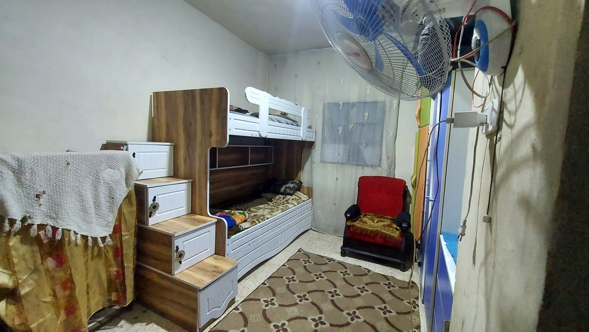بيت بلا أبواب… وطفولة بلا أمان
