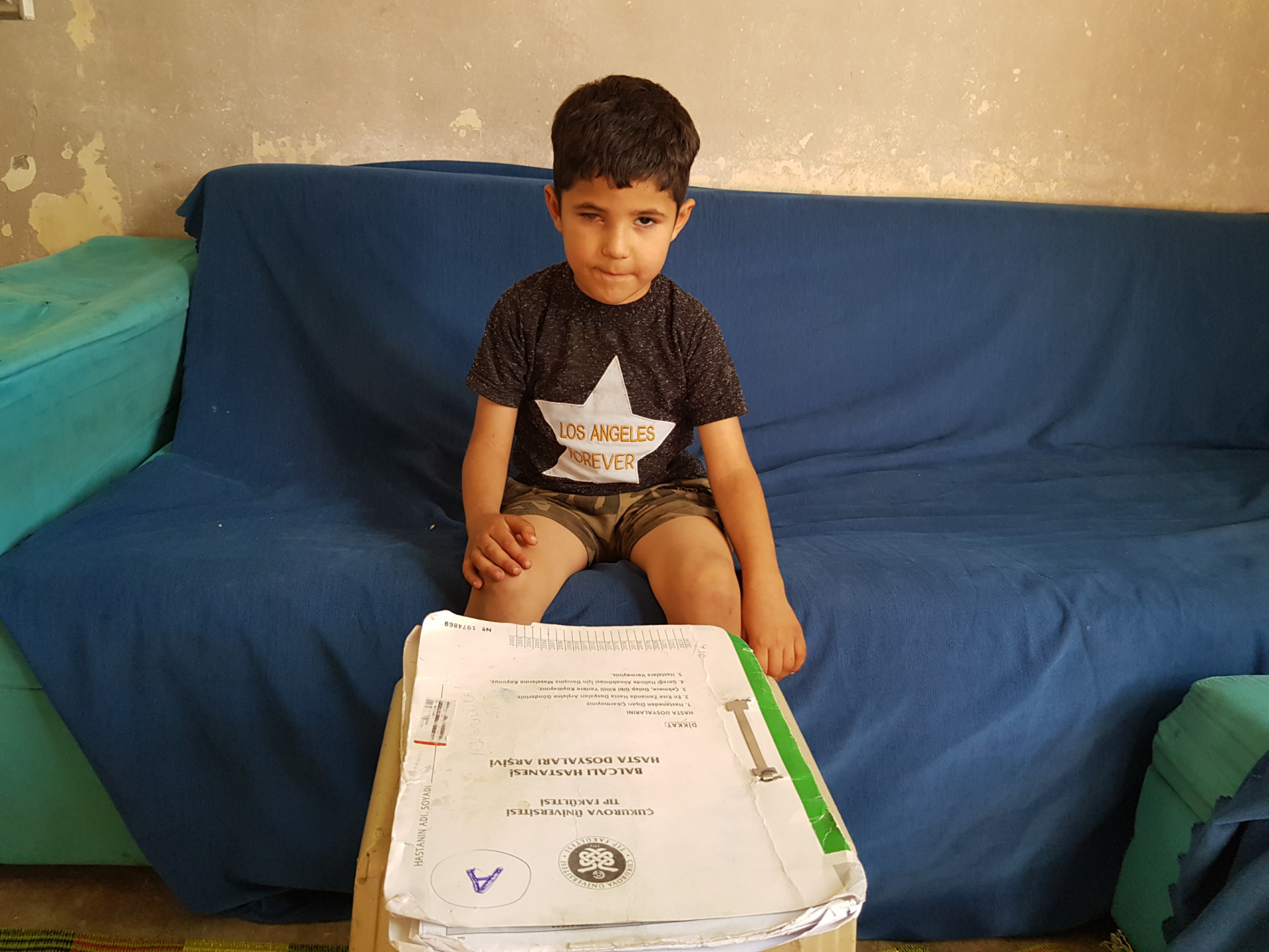 طفل بحاجة ماسة لمساعدتكم للحفاظ على سلامة عينيه