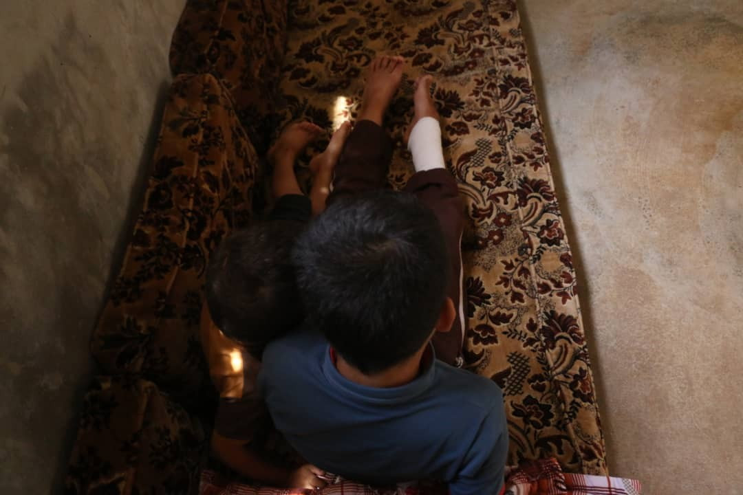 طفل مريض بحاجة للمساعدة