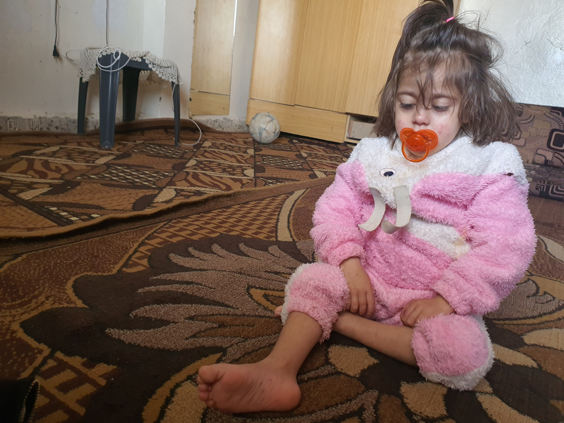 طفلة سلسبيل تصارع بجسدها مرض السرطان.